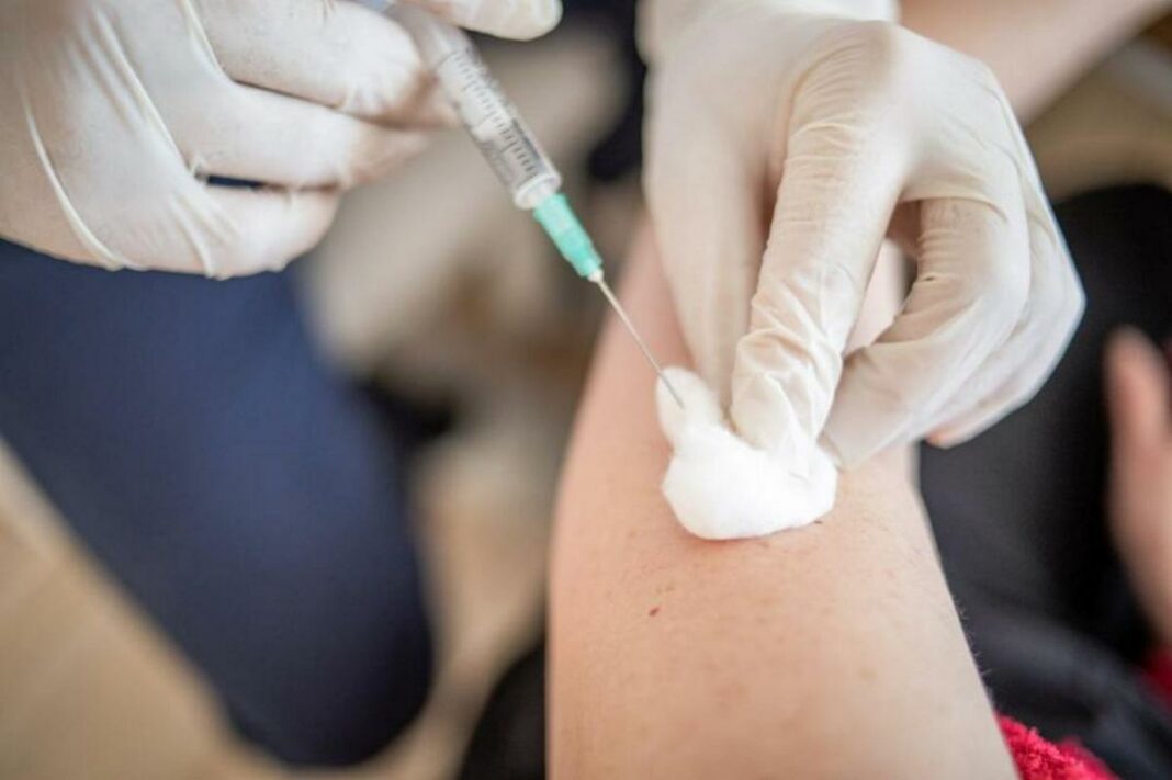 Словенія тимчасово призупиняє вакцинацію однією з вакцин через смерть молодої жінки