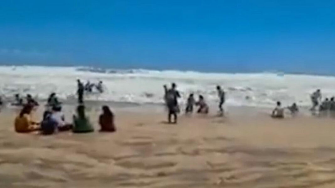 Гігантська хвиля змила людей з пляжу в Індії