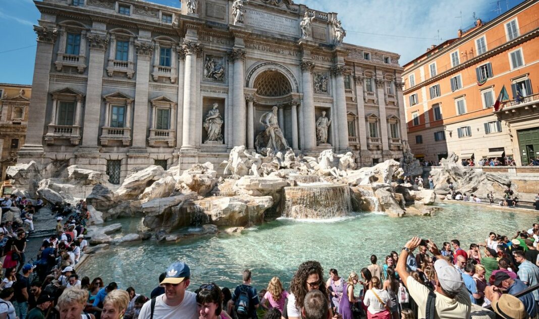 У столиці Італії, в Римі, туристка вирішила спуститися до знаменитого фонтану Треві, щоб взяти води