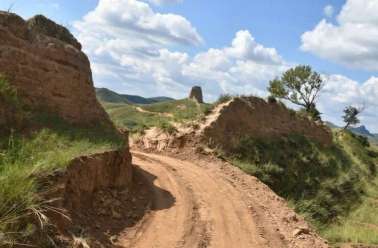 Робітники пробили величезну дірку у Великій китайській стіні, щоб скоротити шлях до роботи