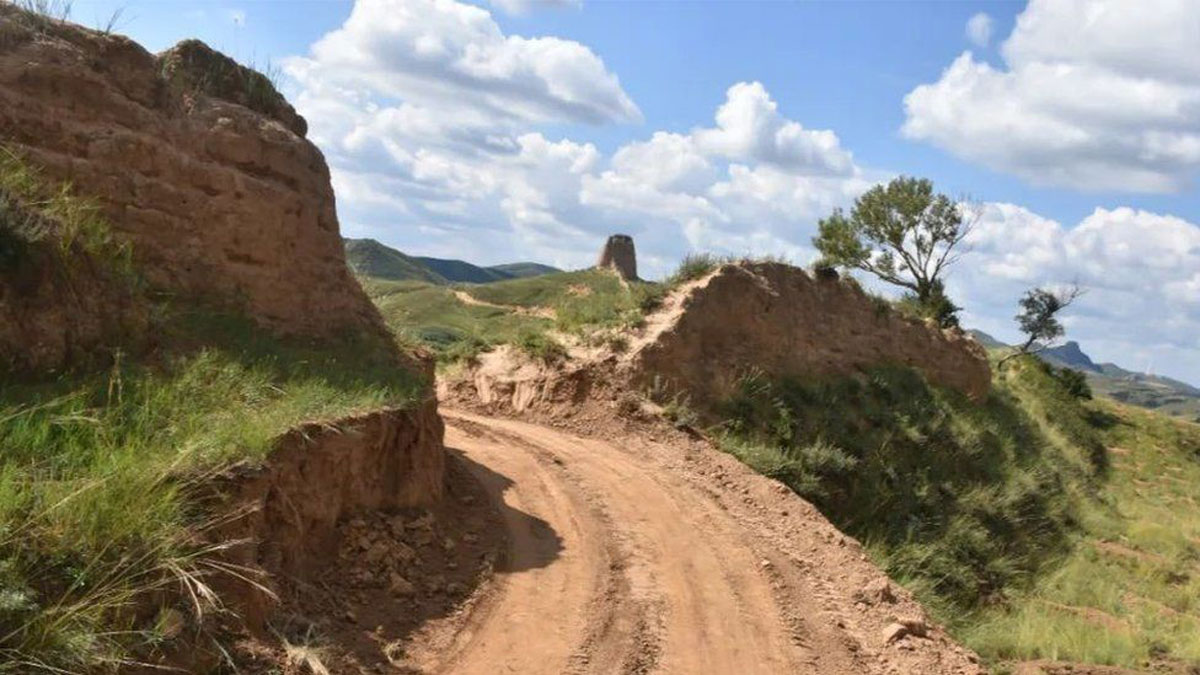 Робітники пробили величезну дірку у Великій китайській стіні, щоб скоротити шлях до роботи